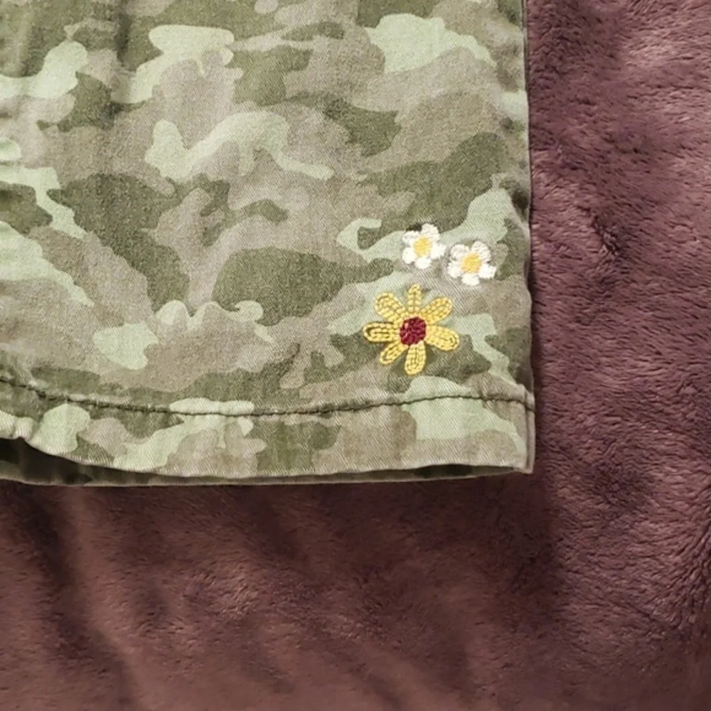 Children's Place Capri's‎ Size 14 Camo with Flowers